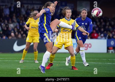 Il Chelsea's Fran Kirby (a sinistra) e il Birmingham City's Christie Murray (al centro) combattono per la palla durante la partita della Barclays fa Women's Super League a Kingsmeadow, Londra. Data foto: Domenica 21 novembre 2021. Foto Stock