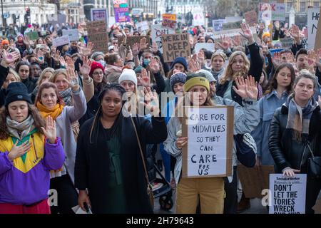 LONDRA, REGNO UNITO. 21 Nov 2021. Marzo con la protesta di Midwifes su Piazza del Parlamento, la protesta fa parte di una veglia nazionale. Credit: Lucy North/Alamy Live News Foto Stock