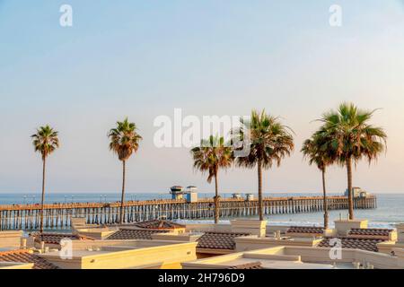 Vista del molo sulla spiaggia con turisti a Oceanside, California Foto Stock