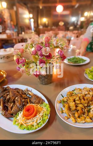 Set cucina tradizionale Yunnan-cinese, pollo arrosto con salsa e insalata, pollo fritto e nocciola, zuppa dolce e insalata di foglie di tè. Foto Stock