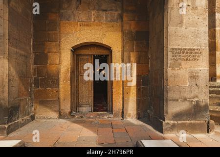 17 maggio 2021, Yerevan, Armenia: L'ingresso alla chiesa di San Hripsime con una porta di legno e un'icona nella sala lontana all'interno del tempio Foto Stock