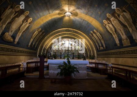 Interno della chiesa francescana della Trasfigurazione, Monte Tabor, Valle di Jezreel, Galilea, Israele (architetto Antonio Barluzzi 1924) Foto Stock