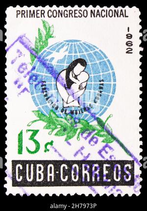 MOSCA, RUSSIA - 25 OTTOBRE 2021: Francobollo stampato a Cuba mostra Madre, Bambino e Globe, primo congresso della serie Cubans Woman, circa 1962 Foto Stock