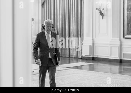 WASHINGTON DC, USA - 12 Agosto 2021 - il presidente degli Stati Uniti Joe Biden parte dalla stanza Est dopo aver fornito osservazioni sui costi della droga di prescrizione, Giovedi, Agosto Foto Stock