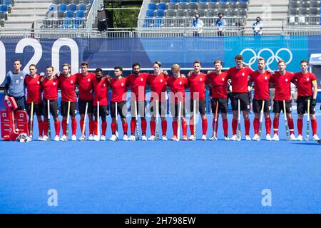 Tokyo, Giappone. 29 luglio 2021. Il Team Canada si pone all'attenzione dei National Anthems prima dei Tokyo 2020 Olympic Games Men's Hockey Preliminary match tra Canada e Belgio all'Oi Hockey Stadium di Tokyo, Giappone. Daniel Lea/CSM}. Credit: csm/Alamy Live News Foto Stock