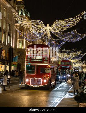 LONDRA, UK - 20 NOVEMBRE 2021: Un autobus a due piani decorato lungo Regent Street a Londra a Natale. Si possono vedere molte decorazioni. Foto Stock