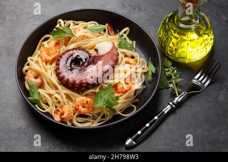 Pasta di pesce con polpo e gamberetti. Vista dall'alto Foto Stock