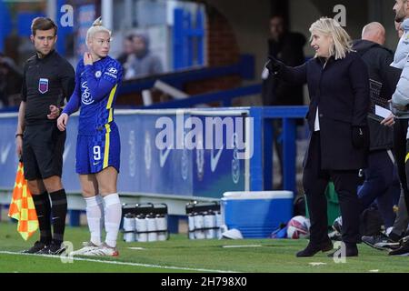 Il manager di Chelsea Emma Hayes (a destra) parla con Bethany England di Chelsea prima di passare come sostituto durante la partita Barclays fa Women's Super League a Kingsmeadow, Londra. Data foto: Domenica 21 novembre 2021. Foto Stock