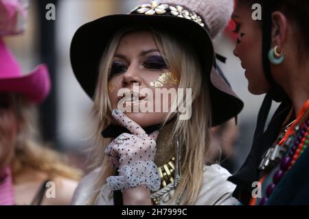 A Models espone la collezione di Pierre Garroudi durante la sfilata di moda flash mob a Londra, Regno Unito Foto Stock