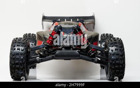 Vista frontale del veicolo modello buggy rc isolato su sfondo studio Foto Stock