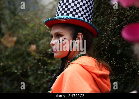 A Models espone la collezione di Pierre Garroudi durante la sfilata di moda flash mob a Londra, Regno Unito Foto Stock