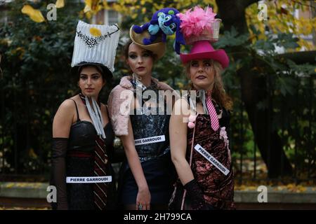 I modelli mostrano la collezione di Pierre Garroudi durante la sfilata di moda flash mob a Londra, Regno Unito Foto Stock