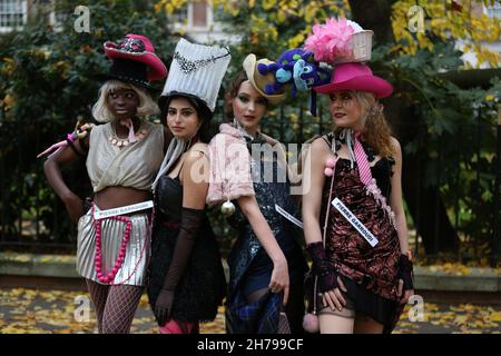 I modelli mostrano la collezione di Pierre Garroudi durante la sfilata di moda flash mob a Londra, Regno Unito Foto Stock