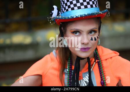 A Models espone la collezione di Pierre Garroudi durante la sfilata di moda flash mob a Londra, Regno Unito Foto Stock