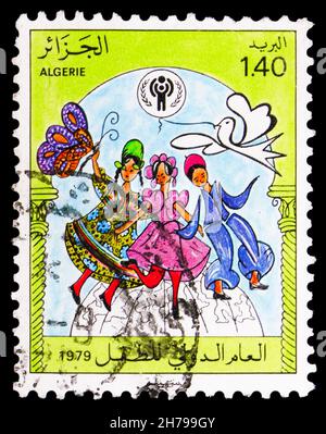MOSCA, RUSSIA - 25 OTTOBRE 2021: Francobollo stampato in Algeria mostra madre con bambini, circa 1974 Foto Stock