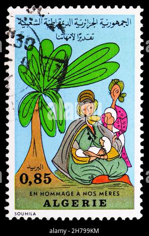 MOSCA, RUSSIA - 25 OTTOBRE 2021: Francobollo stampato in Algeria mostra madre con bambini, circa 1974 Foto Stock