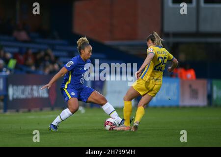 Londra, Inghilterra, 21 Novembre 2 Lauren James (#19 Chelsea) e Rebecca Holloway (#25 Birmingham City) sfidano la palla durante la partita della fa Barclays Womens Super League tra Chelsea e Birmingham City a Kingsmeadow a Londra, Inghilterra. Pedro Soares/SPP Foto Stock