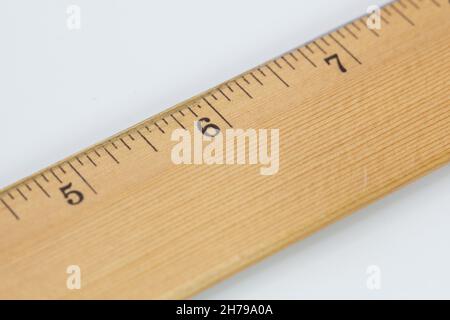 Primo piano di un righello di legno, centrato intorno al segno di 6 pollici. Foto Stock