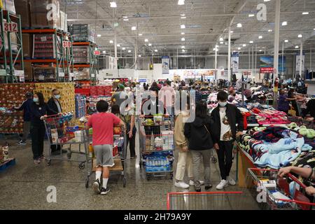 La gente che indossa le maschere facciali è veduto lo shopping ad un deposito di Costco.prima della festa di ringraziamento, gli acquirenti hanno fatto una corsa dell'ultimo minuto ai depositi della drogheria per le forniture di ringraziamento. (Foto di Michael ho Wai Lee / SOPA Images/Sipa USA) Foto Stock