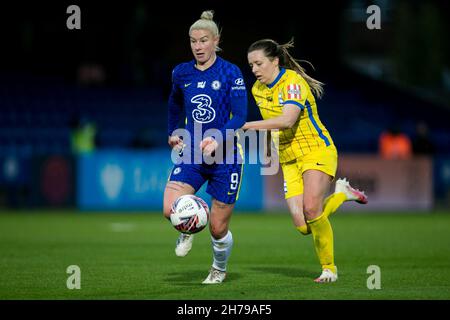 Londra, Regno Unito. 21 Nov 2021. LONDRA, REGNO UNITO. 21 NOVEMBRE : Bethany Inghilterra del Chelsea FC controlla la palla durante la fa Womens Superleague 2021-22 tra il Chelsea FC e Birmingham City a Kingsmeadow. Credit: Federico Guerra Morán/Alamy Live News Foto Stock