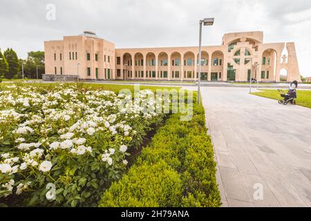 17 maggio 2021, Vagharshapat, Armenia: Manoukian Manuscript Library building in Etchmiadzin Apostolicary Complex. Educazione teologica e carriera come prie Foto Stock