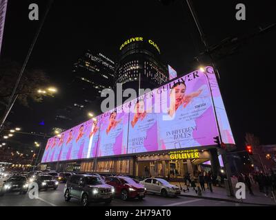 Gulliver Mall, Kiev, Ucraina. Al centro notturno di shopping e intrattenimento luci e pubblicità Neon Foto Stock