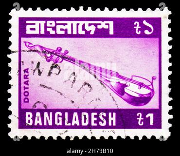 MOSCA, RUSSIA - 25 OTTOBRE 2021: Francobollo stampato in Bangladesh mostra Dotara (strumento musicale), immagini dal Bangladesh serie 1978-82, circa Foto Stock