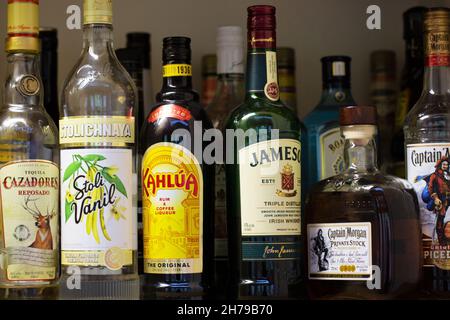 Bottiglie di liquore su uno scaffale. Foto Stock