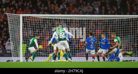 Hampden Park, Glasgow, Regno Unito. 21 Nov 2021. Semifinale della Scottish League Cup, Rangers Versus Hibernian: Martin Boyle di Hibernian mette Hibernian in testa al 9° minuto, rendendolo 1-0 Credit: Action Plus Sports/Alamy Live News Foto Stock