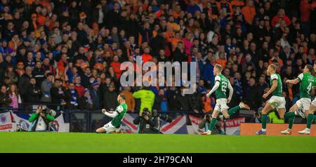 Hampden Park, Glasgow, Regno Unito. 21 Nov 2021. Semifinale della Scottish League Cup, Rangers Versus Hibernian: Martin Boyle di Hibernian celebra dopo aver messo Hibernian in testa al 9° minuto, rendendolo 1-0 Credit: Action Plus Sports/Alamy Live News Foto Stock