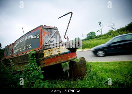 Barche vecchio canale su terra asciutta sul lato della strada vicino Foxton Locks sul Canal Grande Union. Foto Stock