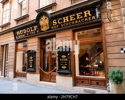 Vienna, Austria - Settembre 25 2021: Rudolf Scheer k. u. k. Hof - Schuhmacher di lusso su misura Shoemaker, Cobbler e Bootmaker alla corte imperiale di Foto Stock