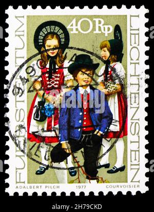 MOSCA, RUSSIA - 25 OTTOBRE 2021: Francobollo stampato in Liechtenstein mostra costumi, serie, circa 1977 Foto Stock