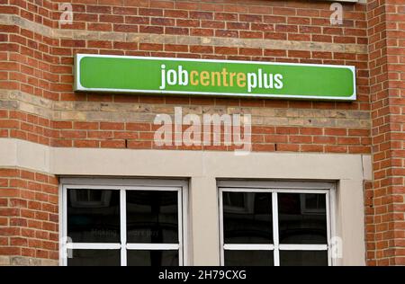 Oxford, Inghilterra - Giugno 2021: Cartello all'esterno di un ufficio Jobcenter Plus . Si tratta di un servizio pubblico per l'occupazione e il welfare benefit. Foto Stock