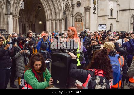 Londra, Regno Unito. 20 novembre 2021. Un attivista britannico insulato parla al di fuori delle corti reali di giustizia. I manifestanti hanno marciato attraverso Londra per protestare contro la carcerazione di nove attivisti britannici insulati. Foto Stock