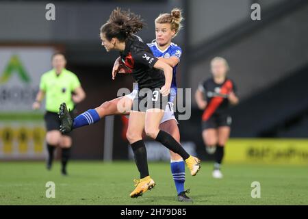 LEICESTER, GBR. 21 NOVEMBRE. Esmee De Graaf di Leicester City e Danielle Turner di Everton si scontrano durante il Barclays fa Women's Super League tra Leicester City ed Everton al Pirelli Stadium di Burton upon Trent domenica 21 novembre 2021. (Credit: James Holyoak | MI News) Credit: MI News & Sport /Alamy Live News Foto Stock