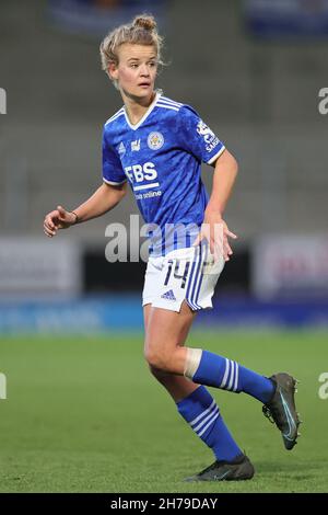 LEICESTER, GBR. 21 NOVEMBRE. Esmee De Graaf di Leicester City durante la gara Barclays fa Women's Super League tra Leicester City ed Everton al Pirelli Stadium di Burton upon Trent domenica 21 novembre 2021. (Credit: James Holyoak | MI News) Credit: MI News & Sport /Alamy Live News Foto Stock