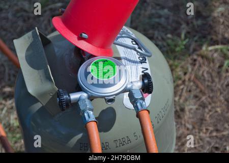 Benodet, Francia - 01 luglio 2018: Bombola di gas propano con regolatore della società GOK per esigenze di campeggio. Foto Stock