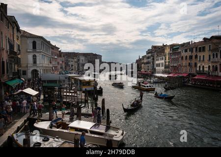 Taxi acquei, gondole e altre barche lungo il Canal Grande viste dal Ponte di Rialto, Venezia, Italia. Foto Stock