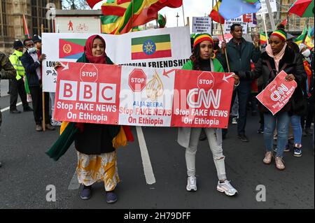 Londra, Regno Unito. 21 Nov 2021. Gli etiopi e i sostenitori marciano a Londra per protestare contro la politica estera degli Stati Uniti, dell'Unione europea e del Regno Unito contro l'Etiopia e la minaccia di un intervento militare. Credit: Andrea Domeniconi/Alamy Live News Foto Stock