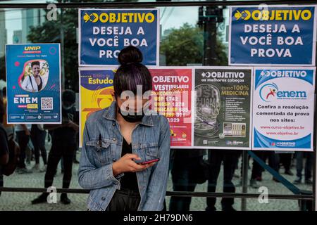 SP - Sao Paulo - 11/21/2021 - SAO PAULO, ENEM 2021 - movimento dei candidati per l'esame Nazionale delle Scuole superiori (ENEM) presso l'unità Universidade Paulista (UNIP) Vergueiro questa domenica 21 mattina, il primo giorno di esami dell'anno 2021. In totale, più di 3 milioni di candidati saranno sottoposti al test in tutto il Brasile. Foto: Suamy Beydoun/AGIF/Sipa USA Foto Stock