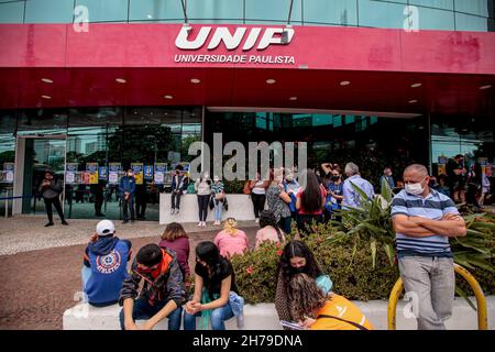 SP - Sao Paulo - 11/21/2021 - SAO PAULO, ENEM 2021 - movimento dei candidati per l'esame Nazionale delle Scuole superiori (ENEM) presso l'unità Universidade Paulista (UNIP) Vergueiro questa domenica 21 mattina, il primo giorno di esami dell'anno 2021. In totale, più di 3 milioni di candidati saranno sottoposti al test in tutto il Brasile. Foto: Suamy Beydoun/AGIF/Sipa USA Foto Stock