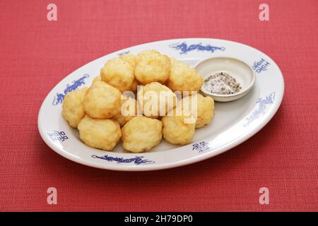 Polpette di seppie fritte taiwanesi. Il significato della lettera cinese è gioia. Foto Stock