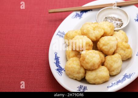 Polpette di seppie fritte taiwanesi. Il significato della lettera cinese è gioia. Foto Stock