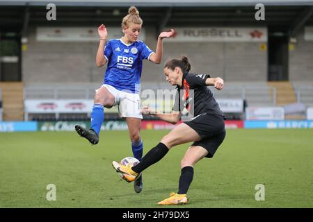 LEICESTER, GBR. 21 NOVEMBRE. Danielle Turner di Everton tenta di liberare la palla sotto pressione da Esmee De Graaf di Leicester City durante la gara Barclays fa Women's Super League tra Leicester City ed Everton al Pirelli Stadium di Burton upon Trent domenica 21 novembre 2021. (Credit: James Holyoak | MI News) Credit: MI News & Sport /Alamy Live News Foto Stock