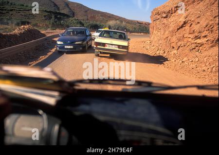 Viaggiando tra Imlil e Marrakech su una strada coperta di sabbia e rocce dopo una recente frana nell'Alto Atlante, Marocco. Foto Stock