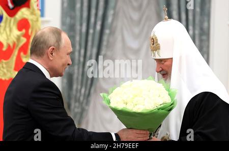 Mosca, Russia. 20 novembre 2021. Il presidente russo Vladimir Putin, di sinistra, presenta al Patriarca ortodosso Kirill di Mosca e a tutta la Russia un bouquet di rose durante una cerimonia che premia l'Ordine di Andrea, il primo chiamato a Krill nella Sala di Santa Caterina del Cremlino, il 20 novembre 2021 a Mosca, Russia. Credit: Mikhail Metzel/Kremlin Pool/Alamy Live News Foto Stock