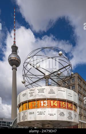 Torre dell'Orologio e della Televisione a Berlino, in Germania, famoso punto di riferimento della città sulla Alexanderplatz. Foto Stock