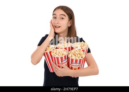 Ritratto di una bella ragazza che tiene secchio di popcorn in piedi su bianco. Foto ad alta risoluzione. Foto Stock