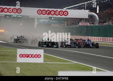 21 novembre 2021, Qatar, Lusail: Motorsport, Campionato del mondo di Formula 1, Gran Premio del Qatar: Il pilota britannico Mercedes Lewis Hamilton guida il campo al via. Foto: Hasan Bratic/dpa Foto Stock